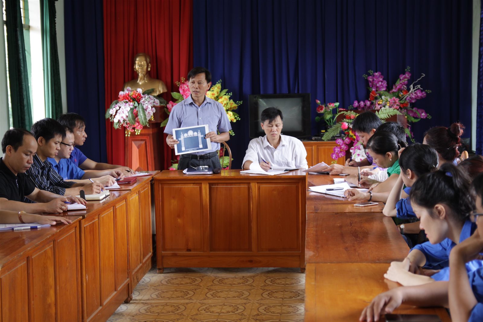 Giám đốc Sở VHTTDL Lào Cai Hà Văn Thắng làm việc với lãnh đạo xã Võ Lao